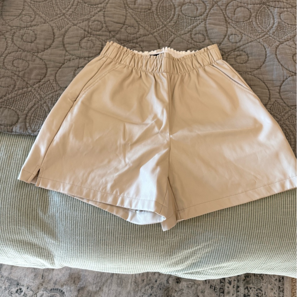 Vero Moda High Waist Beige Shorts